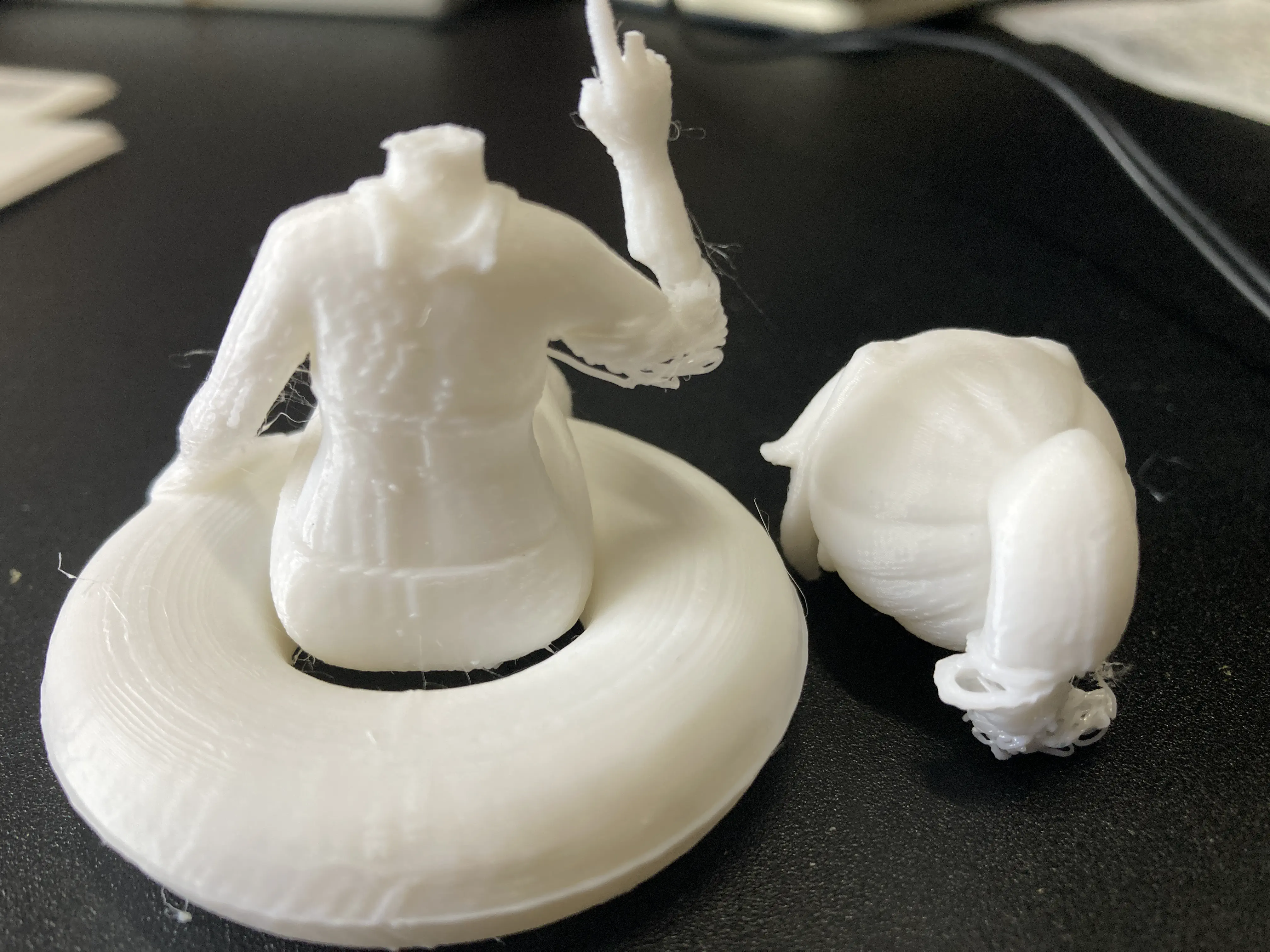 首が折れたモデルを後ろから見る