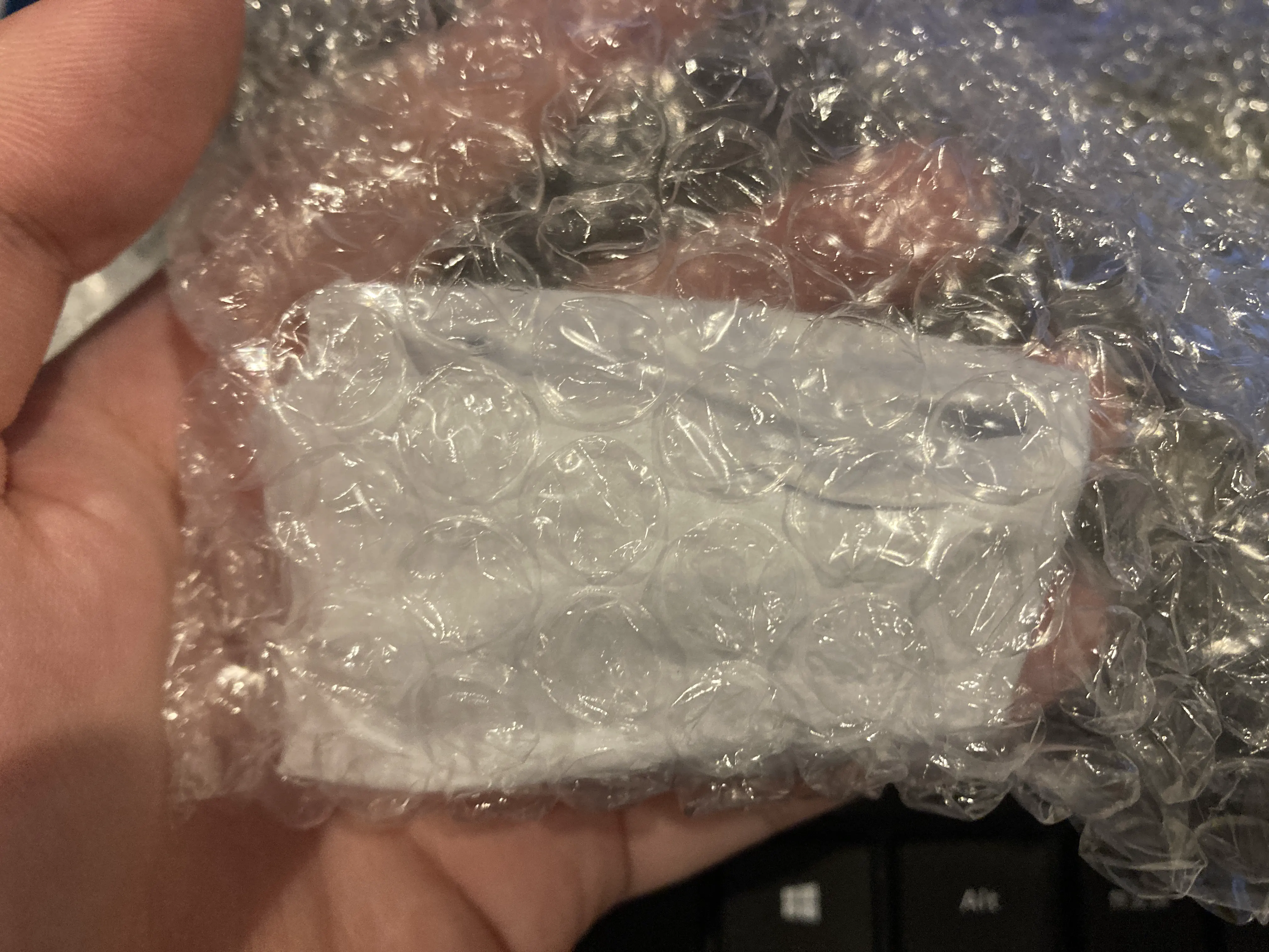 紙っぽいものにくるまっている