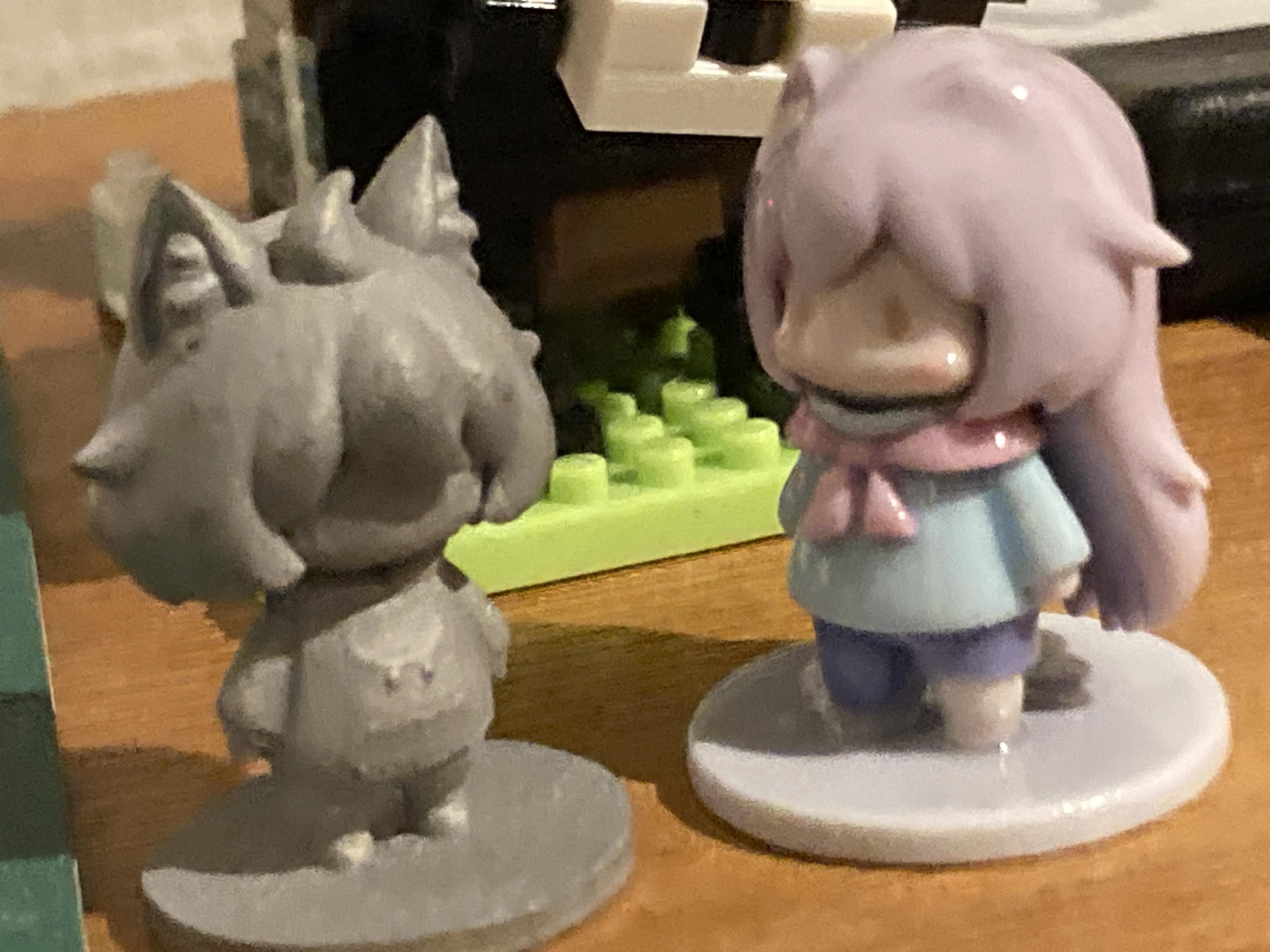 石化したかもしかフィギュアを眺めるモカ