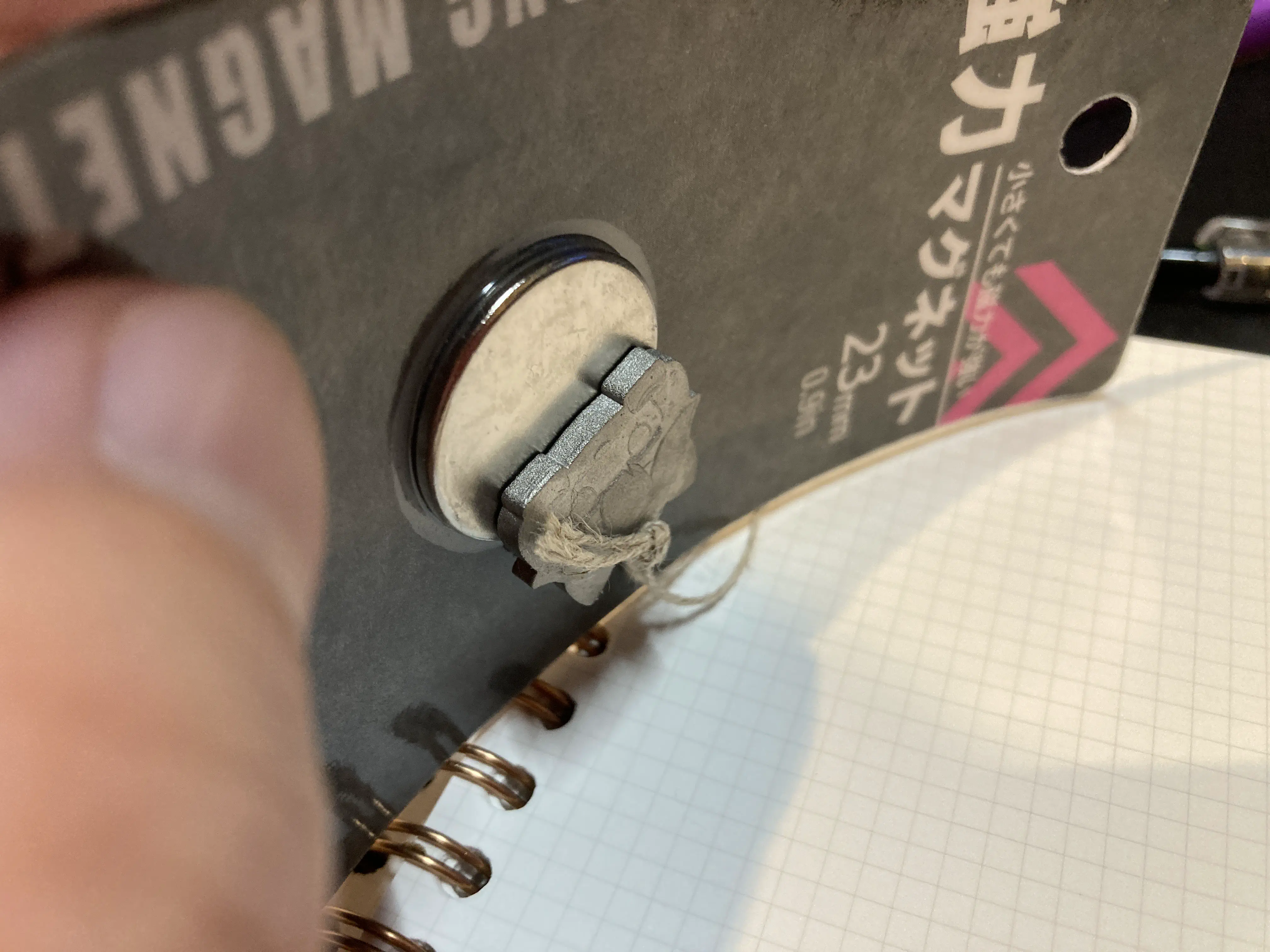 モカコインの方は磁石にくっつくので磁石にくっつけた状態で裏返しても落ちない